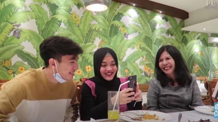 Kebersamaan Putri Delina dan keluarga kekasihnya, Jeffry Reksa