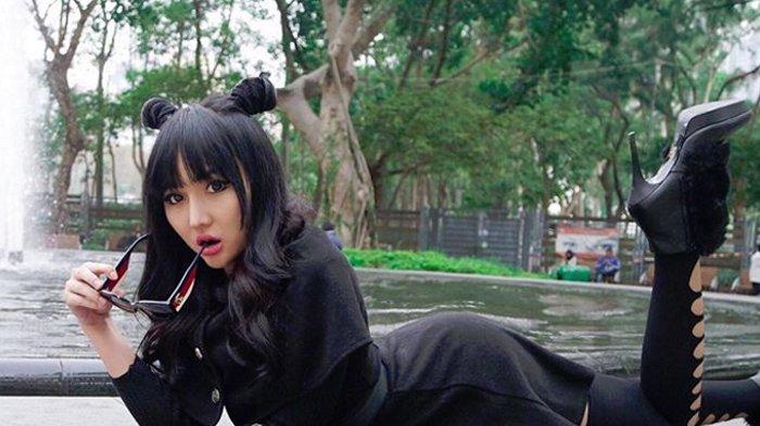 Kemesraan Lucinta Luna dengan Pria Baru di Hongkong.