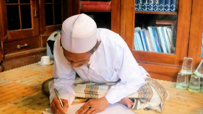 KH Nawawi Abdul Djalil menuliskan maklumat dengan aksara arab pegon yang isinya menginstruksikan seluruh alumni santri serta warga Kota Pasuruan mencoblos pasangan nomor urut 01 Saifullah Yusuf (Gus Ipul)-Adi Wibowo (Mas Adi).