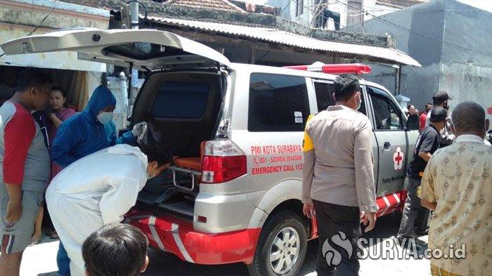 Polisi saat mengevakuasi jenazah korban pembacokan celurit di Jalan Wonosari Wetan ke RSUD dr Soetomo Surabaya, Jumat (16/10/2020).