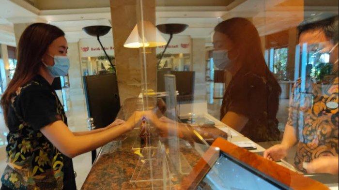 Penerapan protokol kesehatan di lobby Hotel Bumi Surabaya City Resort