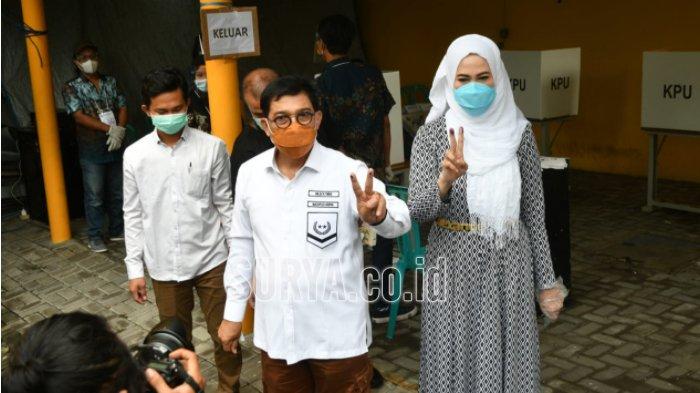 Machfud Arifin dan istri memberikan hak suaranya di Pilwali Surabaya 2020 di TPS 25 Jl WR Supratman Kota Surabaya, Rabu (9/12/2020).