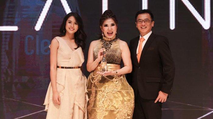 Maudy Ayunda (paling kiri) bersama dengan Hermanto Tanoko dan istri, Sanderawati Joesoef.