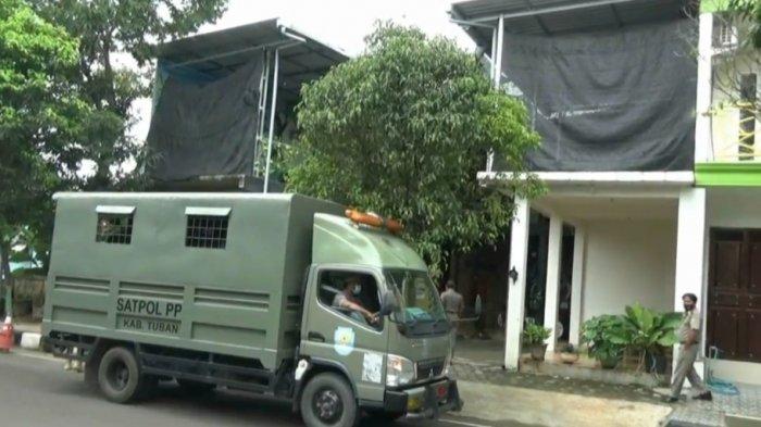 Petugas Satpol PP Tuban saat mendatangi sebuah cafe di Jalan M Yamin, Kelurahan Gedongombo, Kecamatan Semanding, yang digunakan sepasang remaja berbuat asusila.