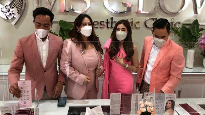 Founder MS Glow saat peluncuran produk MS Cosmetic (dua dari kiri).