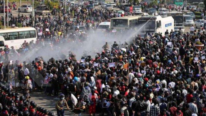 Polisi Myanmar berusaha membubarkan demonstran penentang kudeta