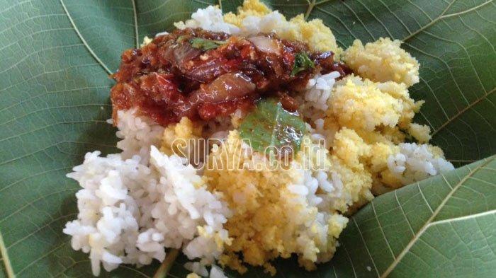 Nasi Jagung Iwak Gloso di Warung Mbak Sumi Kabupaten Bojonegoro yang jadi idola penggemar kuliner.