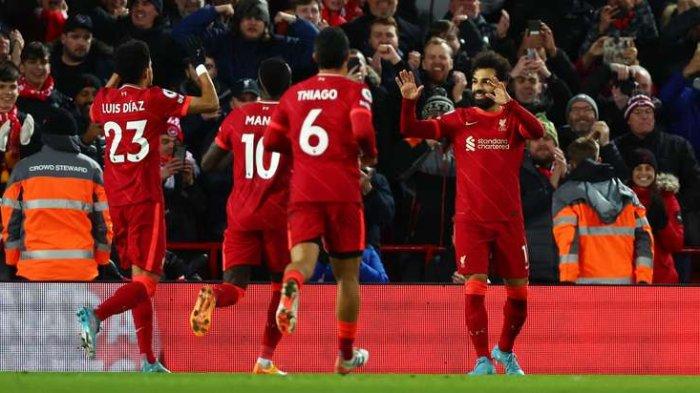 Para Pemain Liverpool merayakan gol