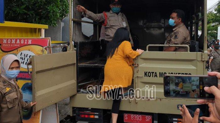 Petugas Satpol mengamankan pasangan mesum di kamar kos Kelurahan Meri, Kecamatan Meri, Kota Mojokerto, Senin (30/11/2020).