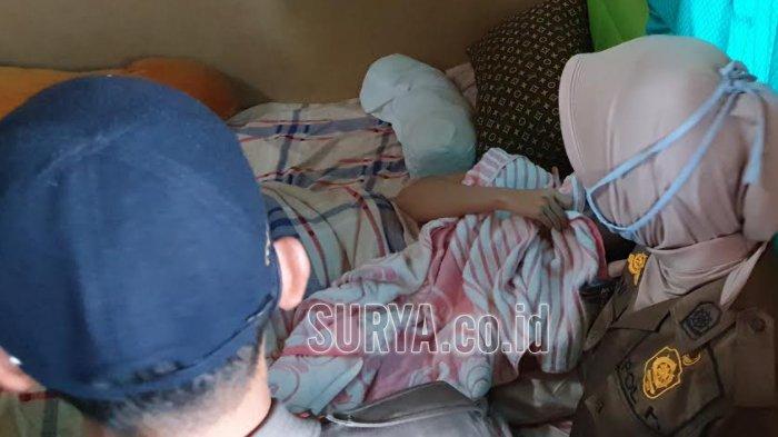 Pasangan mesum panik menutupi badanya dengan selimut di kamar kos Kelurahan Meri, Kecamatan Meri, Kota Mojokerto, Senin (30/11/2020).