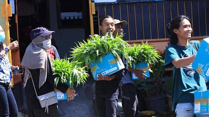Pegiat Solidaritas Pangan Malang (Tangan Malang) membagikan hasil panen kepada warga.