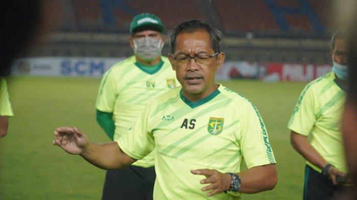 Pelatih Persebaya Surabaya Aji Santoso saat memimpin latihan tim.