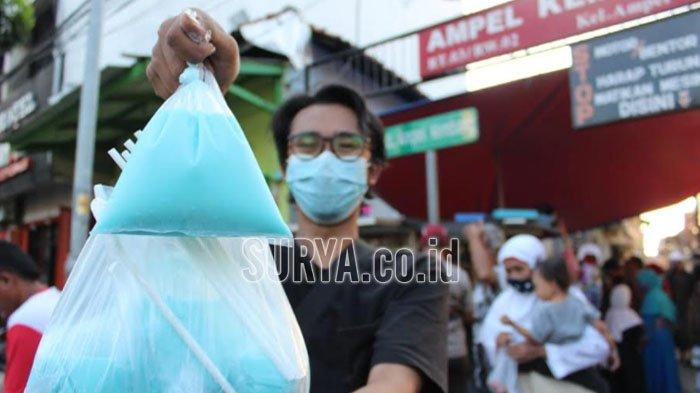 Pembeli es permen karet di Kampung Arab Surabaya.