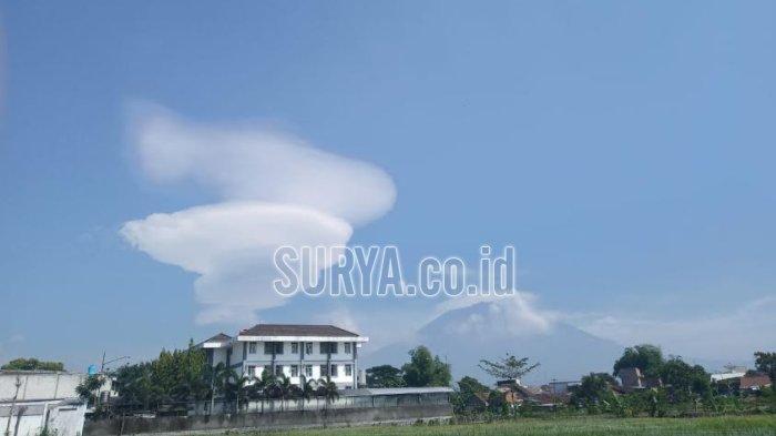 Penampakan gulungan awan yang unik di dekat Gunung Arjuno tampak dari belakang Universitas Muhammadiyah Malang (UMM), Kota Malang, Kamis (5/11/2020).