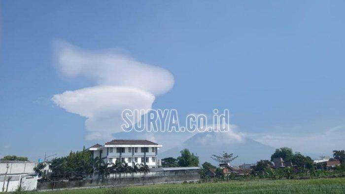Penampakan gulungan awan yang unik di dekat Gunung Arjuno tampak dari belakang Universitas Muhammadiyah Malang (UMM), Kota Malang, Kamis (5/11/2020).
