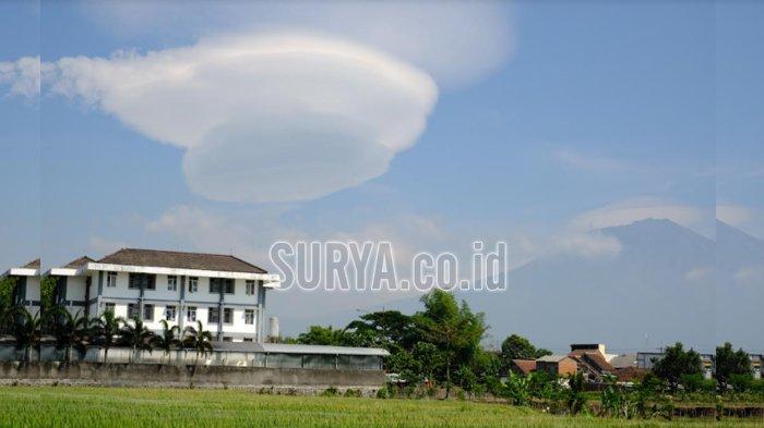 Penampakan gulungan awan yang unik di dekat Gunung Arjuno tampak dari belakang Universitas Muhammadiyah Malang (UMM), Kota Malang, Kamis (5/11/2020).