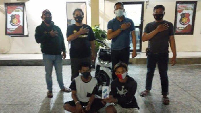 Dua Tersangka pencurian saat diamankan di Mapolsek Sukolilo.