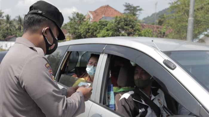 Satlantas Polres Lumajang saat menggelar simulasi penyekatan larangan mudik di depan Kantor Timbangan Provinsi Jawa Timur, yang berada di Kecamatan Lumajang, Sabtu (1/5/2021).