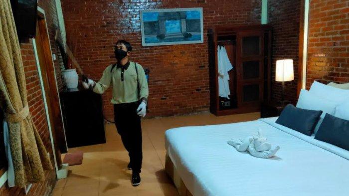 Penyemprotan disinfektan di salah satu kamar tamu di Hotel Jambuluwuk Resort Batu, Rabu (11/11/2020).