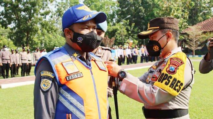 Perubahan Gaya Hidup dan Perilaku Picu Kecelakaan, Kapolres Bangkalan Sebut Penggunaan Ponsel Perubahan Gaya Hidup dan Perilaku Picu Kecelakaan, Kapolres Bangkalan Sebut Penggunaan Ponsel