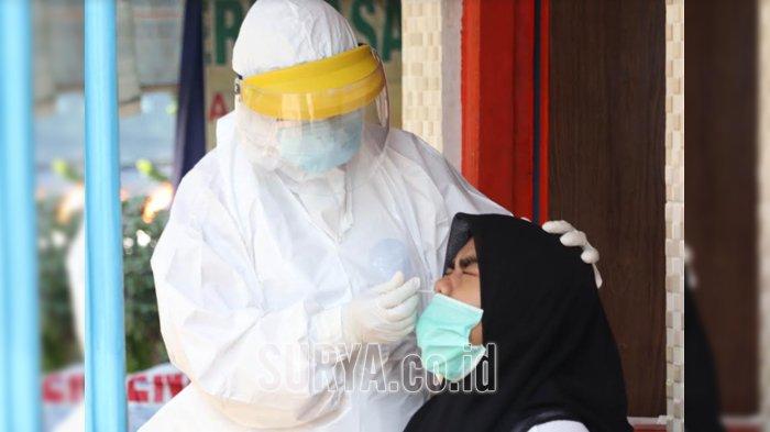 Petugas medis swab hunter mengambil sampel saat tes usap (swab) di kawasan perbatasan Surabaya-Sidoarjo di Dukuh Menanggal, Surabaya, Rabu (4/11/2020).