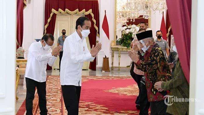 Presiden Joko Widodo didampingi Menkopolhukam, Mahfud MD dan Menteri Sekretaris Negara, Pratikno menerima Amien Rais beserta sejumlah perwakilan di Istana Merdeka, Jakarta Pusat, Selasa (9/3/2021). Kedatangan Amien Rais beserta KH Abdullah Hehamahua, KH Muhyiddin Junaidi, Marwan Batubara, Firdaus Syam, Ahmad Wirawan Adnan, Mursalim, dan Ansufri Id Sambo guna membahas laporan Komnas HAM terkait peristiwa tewasnya 6 Laskar FPI tewas di Tol Cikampek beberapa waktu lalu. Seusai pertemuan, Presiden Jokowi mengantar Amien Rais dan rombongan sampai ke pintu depan Istana Merdeka. Sikap Presiden Jokowi terima Amien Rais Cs tuai pujian dari Ferdinand Hutahaean.