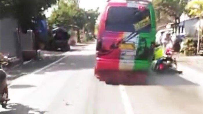 Seorang polisi tersungkur bersama motornya setelah diserempet mobil Elf yang hendak diberhentikan karena ugal-ugalan, Selasa (2/2/2021).