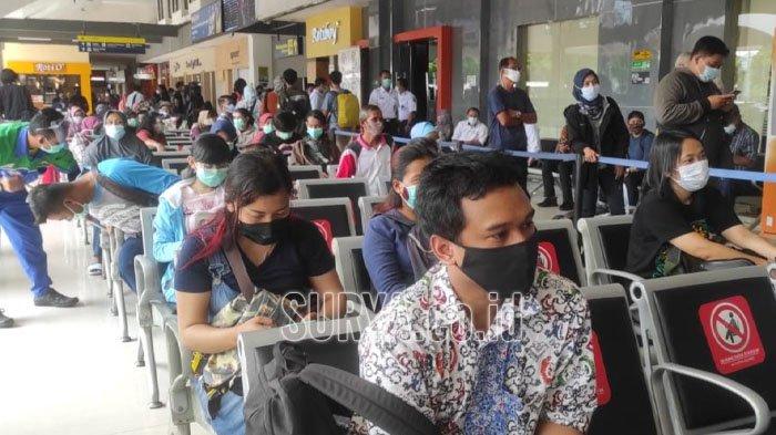 Ratusan penumpang KA memadati posko pelayanan rapid test antigen di Stasiun Gubeng Surabaya. Selasa (22/12/20/2020).