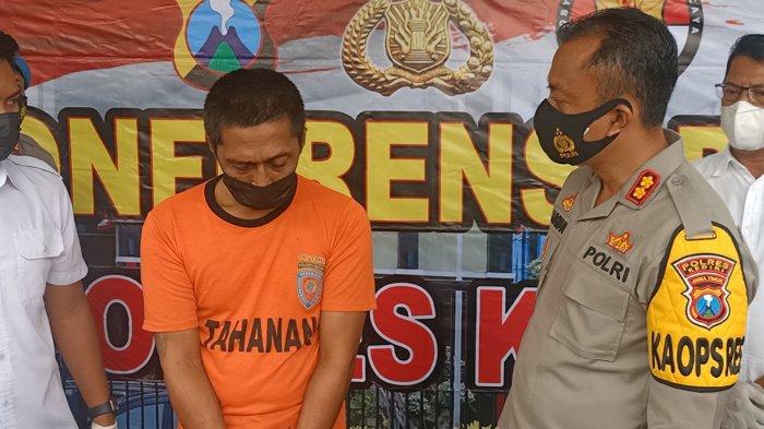 Tersangka Anang Harun Syah saat diinterogasi Kapolres Kediri, AKBP Lukman Cahyono di Mapolres Kediri, Selasa (6/4/2021).SURYA.CO.ID/Farid Mukarrom