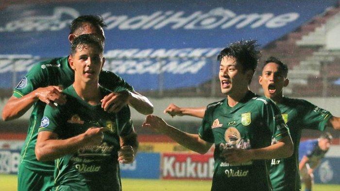 Taisei Marukawa dan Bruno Moreira menjadi bintang lapangan dan membuat Bonek dan Bonita -suporter Persebaya Surabaya- tersenyum bahagia