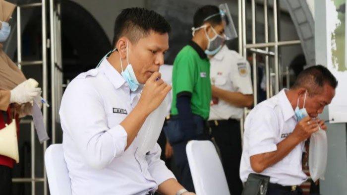 Test Genose C19 yang dilakukan di stasiun KA bagi penumpang sebelum keberangkatan Kereta Api.