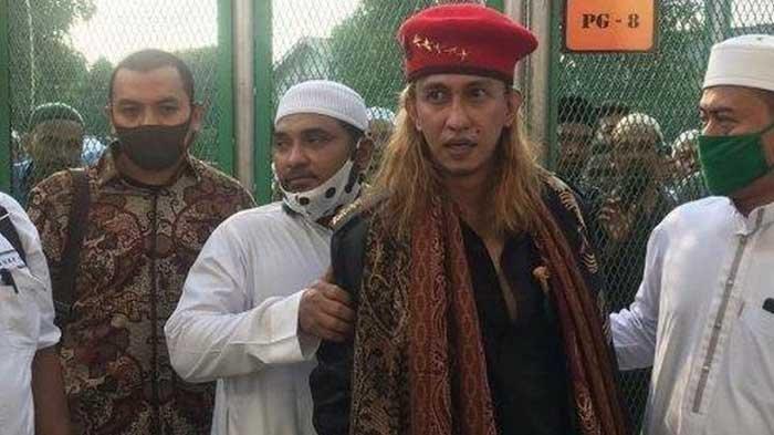 Habib Bahar bin Smith sempat bebas dari Lapas memakai baret merah.