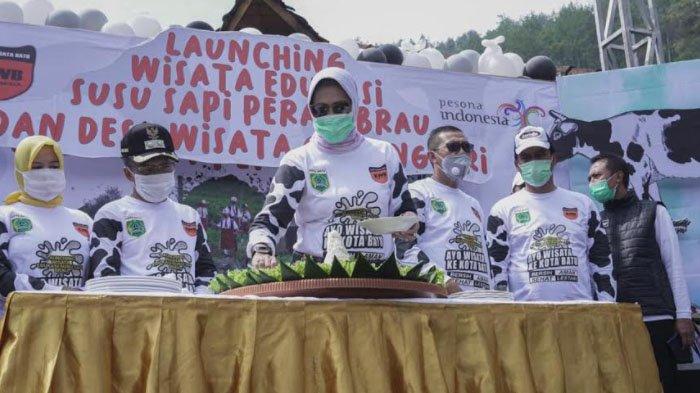 Wali Kota Batu Dewanti Rumpoko meresmikan wisata edukasi susu sapi perah di Dusun Brau, Jumat (23/10/2020).