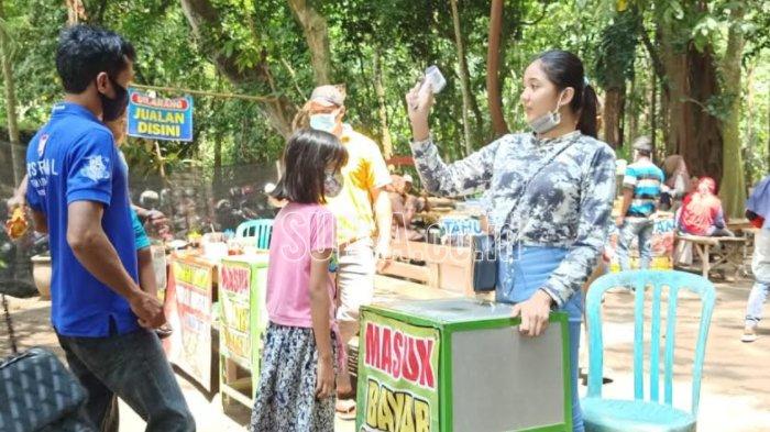 Wisatawan yang berkunjung ke Desa Wisata Alaska di Kecamatan Wates Kabupaten Kediri, Kamis (29/10/2020).