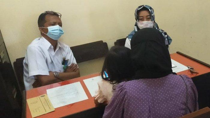 YS saat mengadu ke Dinas Pendidikan Pemuda dan Olahraga Kabupaten Tulungagung.