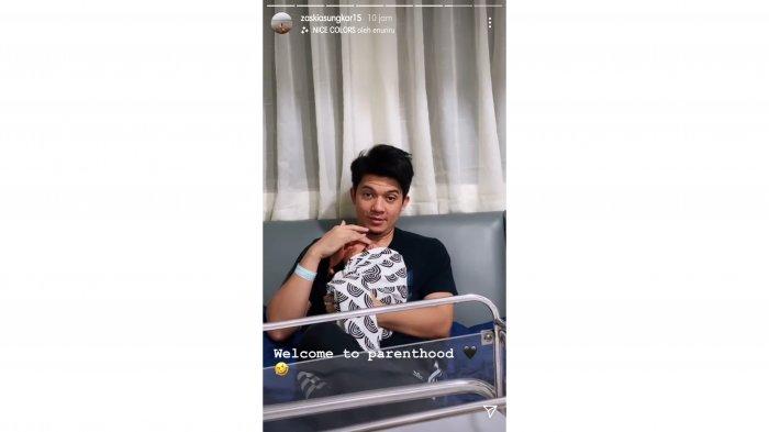 Irwansyah tengah menggendong Ukkasya Muhammad Syahki
