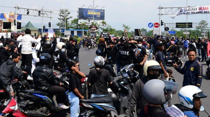 Aremania melakukan konvoi dan memblokade pintu keluar jalan tol di Singosari di simpang empat Karanglo,Kabupaten Malang, Kamis (8/12/2022). Aksi blokade pintu keluar tol dilakukan selama 135 menit sebagai bentuk protes terhadap aparat penegak hukum yang dinilai lambat dalam penanganan kasus Tragedi Kanjuruhan yang menewaskan 135 orang.