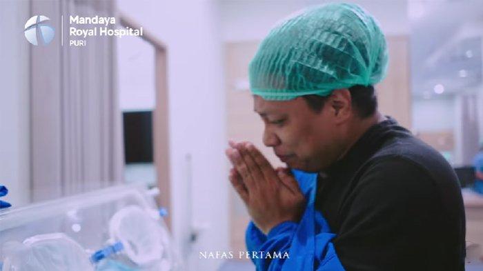 Arie Kriting menangis di depan bayinya yang baru saja lahir dari rahim Indah Permatasari