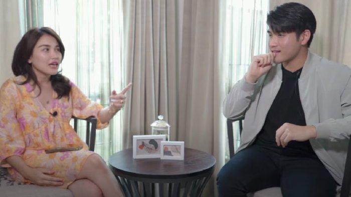 Ayu Ting Ting (kiri) dan Victor Agustino (kanan) saling menggoda