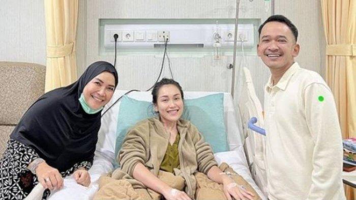 Ayu Ting Ting masuk rumah sakit lagi ditemani Umi Kalsum dan dijenguk Ruben Onsu