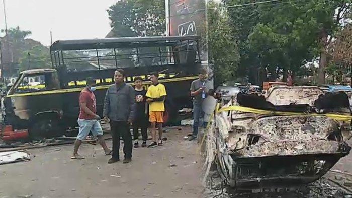Bangkai mobil polisi dan mobil putih imbas kerusuhan Arema Vs Persebaya