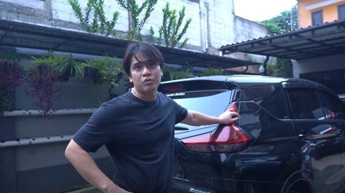 Billy Syahputra di parkiran rumah Ayu Ting Ting menghitung harga mobil yang berjejer