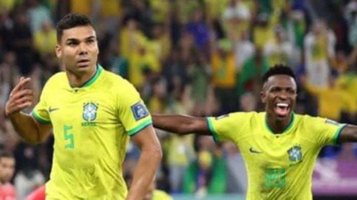 Brasil menang 1-0 atas Swiss pada laga Grup G Piala Dunia 2022 di Stadium 974, Senin (28/11/2022) malam. Gol semata wayang Brasil dicetak oleh Casemiro (kiri).