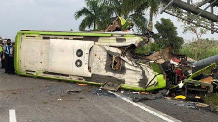 Kondisi Bus Ardiansyah bernopol S-7322-UW yang menabrak tiang papan pemberitahuan bahu jalan, di Tol Surabaya-Mojokerto, KM 712.400/A, Senin (16/5/2022) pagi