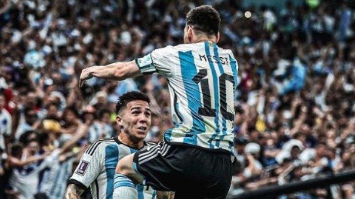 Dua pemain Argentina, Enzo Fernandez dan Lionel Messi, selebrasi seusai membobol gawang Meksiko dalam laga fase grup Piala Dunia 2022 Qatar. Argentina menang 2-0 atas Meksiko.