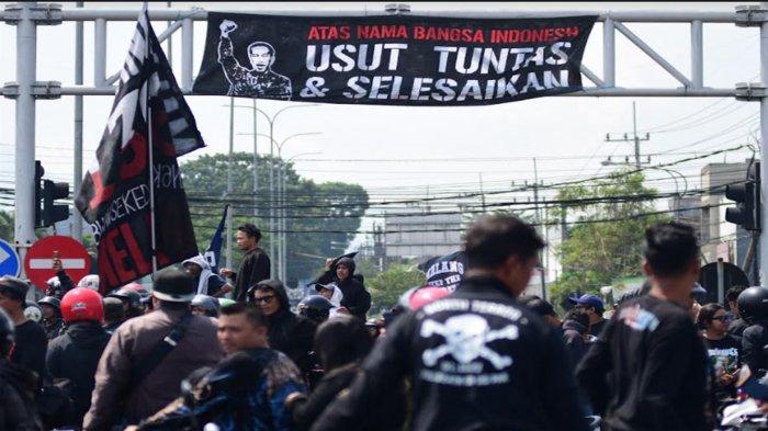 Aremania melakukan Aksi konvoi hitam dengan memblokade beberapa titik jalan dan markas polisi di Malang, Jawa Timur, Kamis (8/12/2022).