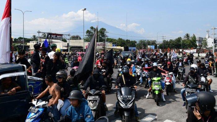 Aremania melakukan konvoi dan memblokade pintu keluar jalan tol di Singosari, Kabupaten Malang, Jawa Timur, Kamis (8/12/2022).