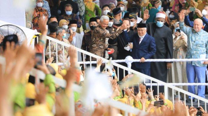 Gubernur Jawa Tengah Ganjar Pranowo saat menghadiri pembukaan Muktamar Muhammadiyah dan Aisyiyah ke-48 di Stadion Manahan, Solo, Sabtu (19/11/2022).