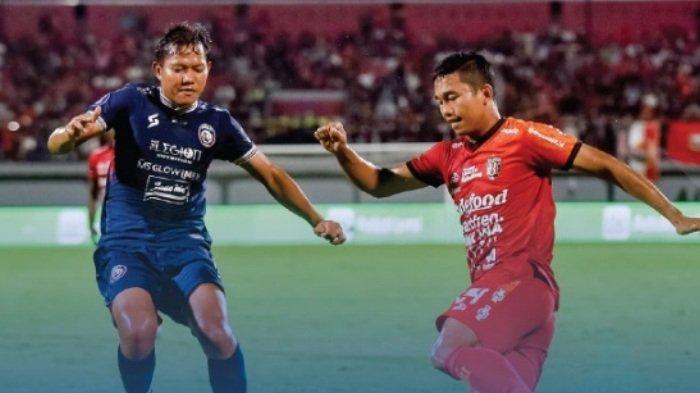 Gelandang Arema FC Adam Alis (kiri) saat menghadapi pemain Bali United di laga pekan keempat Liga 1 2022.