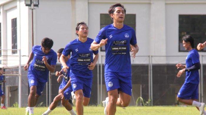 Pemain rekrutan baru Arema FC Hanis Sagara dan Adam Alis mengikuti sesi latihan perdana usai lebaran di Lapangan Universitas Brawijaya, Kota Malang, Selasa (10/5/2022).